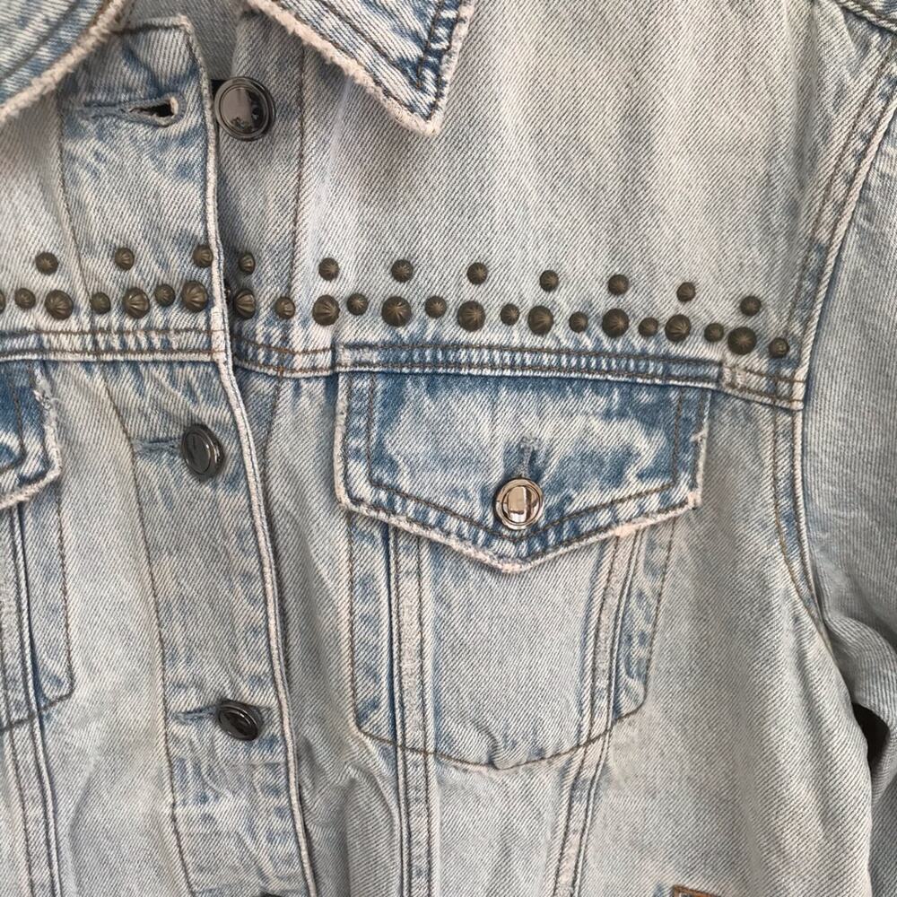 Good American Light Wash Grommet Studded Denim Jacket - Picture 4 of 8